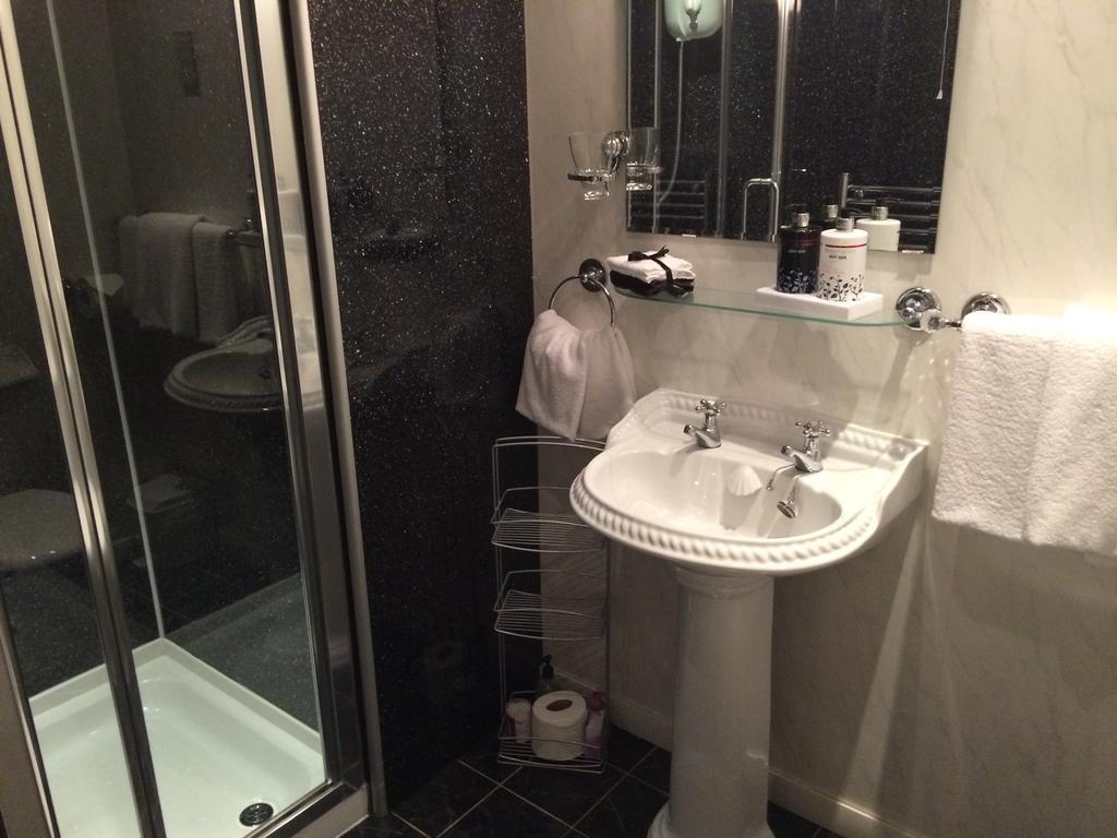 Aaran Lodge Guest House EDI Room photo